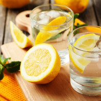 Foto di acqua con limone