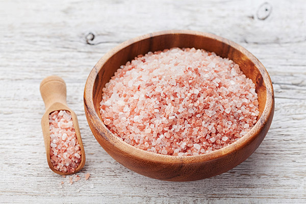 Fordelene og skadene ved Himalaya rosa salt