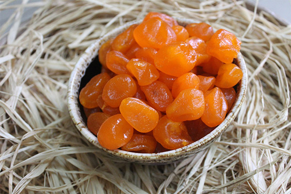 Fördelarna och skadorna med torkad kumquat