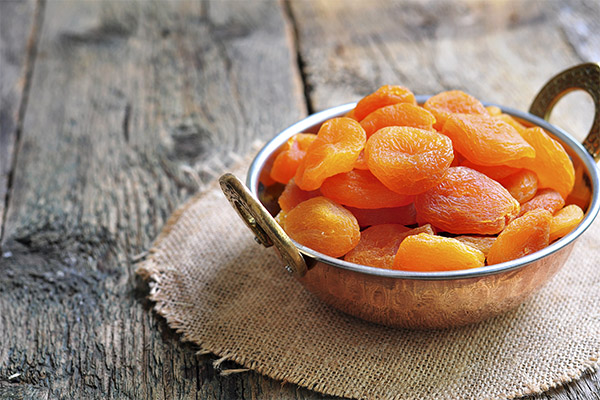 Recipes of traditional medicine based on dried apricots