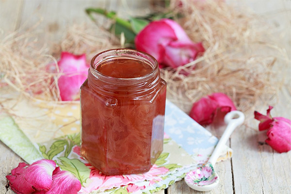 Wie man Marmelade aus Rosenblättern macht