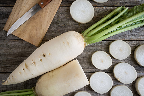 Ang paggamit ng daikon para sa mga kababaihan