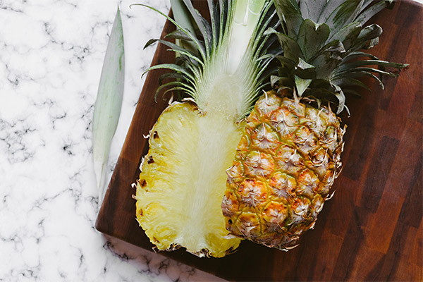 Wie man Ananas isst