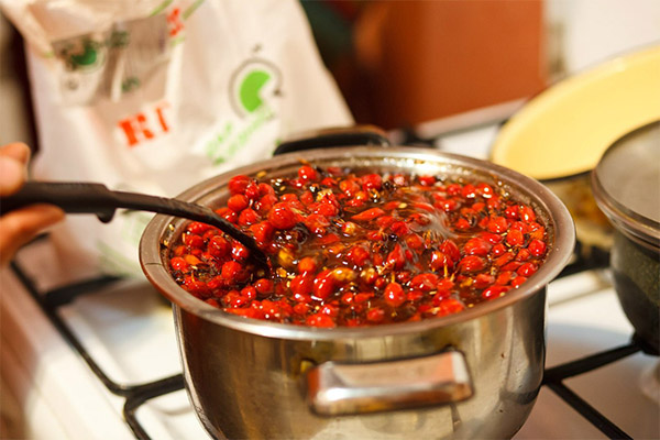 How to cook a rosehip broth