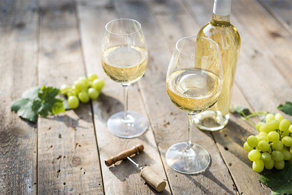 I benefici e i danni del vino bianco