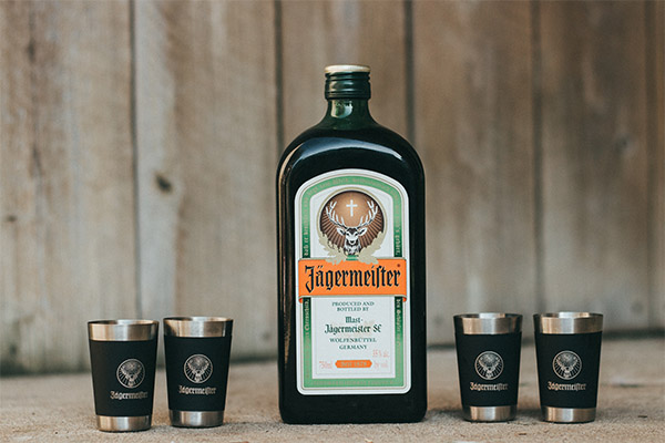 Como beber Jägermeister