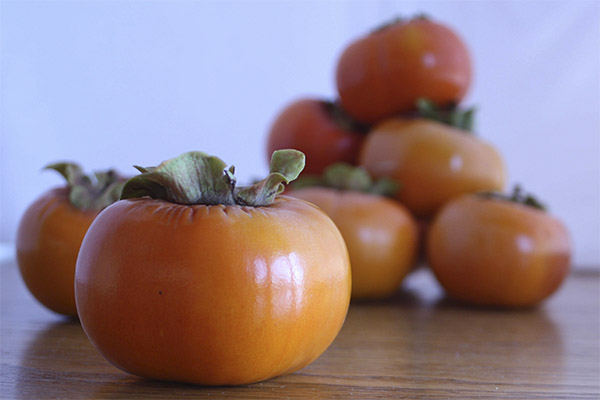 Paano pumili at mag-imbak ng mga persimmons