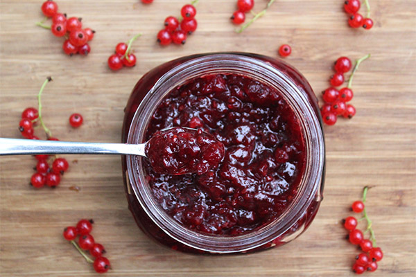 Was ist nützlich rote Johannisbeermarmelade