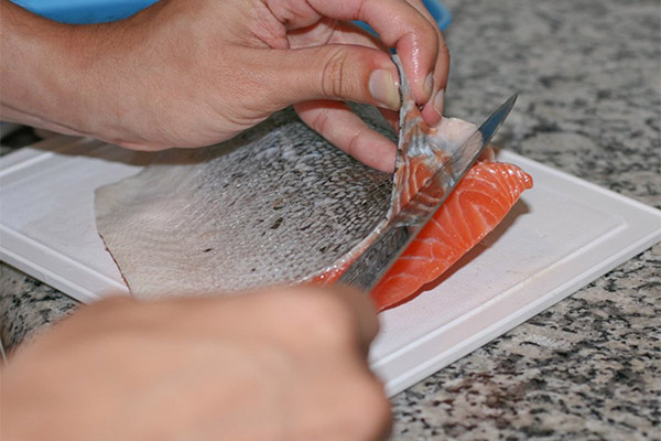 How to peel salmon