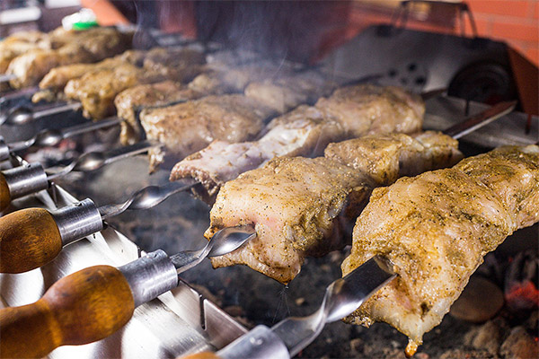 Yayın balığı gelen şiş kebap