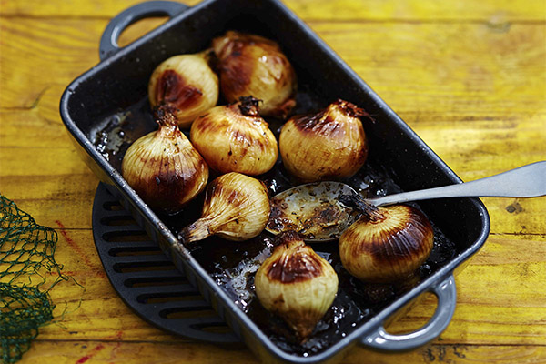 Els avantatges i els perjudicis de les cebes al forn