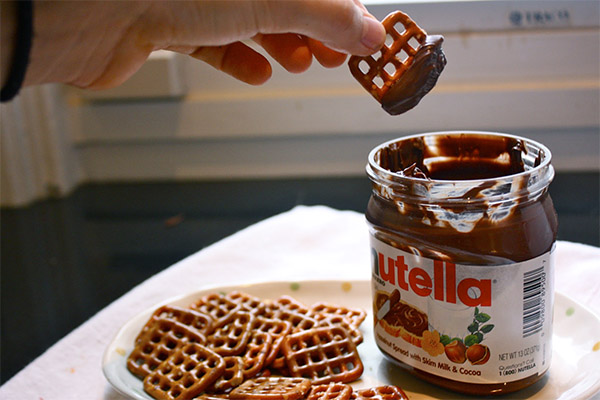 What do Nutella eat with?