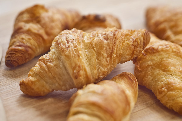 Hoe bladerdeegcroissants te maken