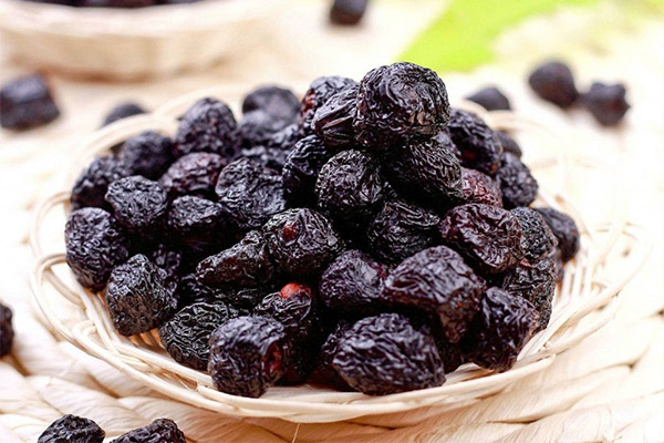 What is the use of dried chokeberry