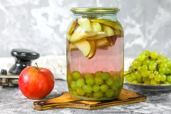 Manzanas y uvas guisadas