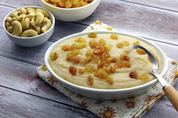 Bubur semolina dengan kismis